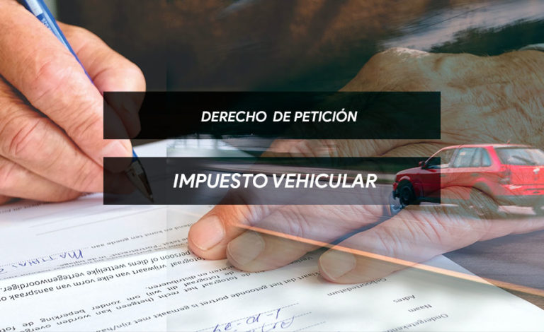 persona firmando derecho de petición para impuestos vehiculares